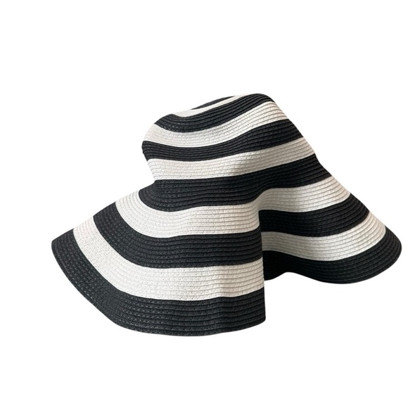 Vacation Bag And Hat.  Women's woven beach/pool Bag and hat. Black And white. - Picture 3 of 10